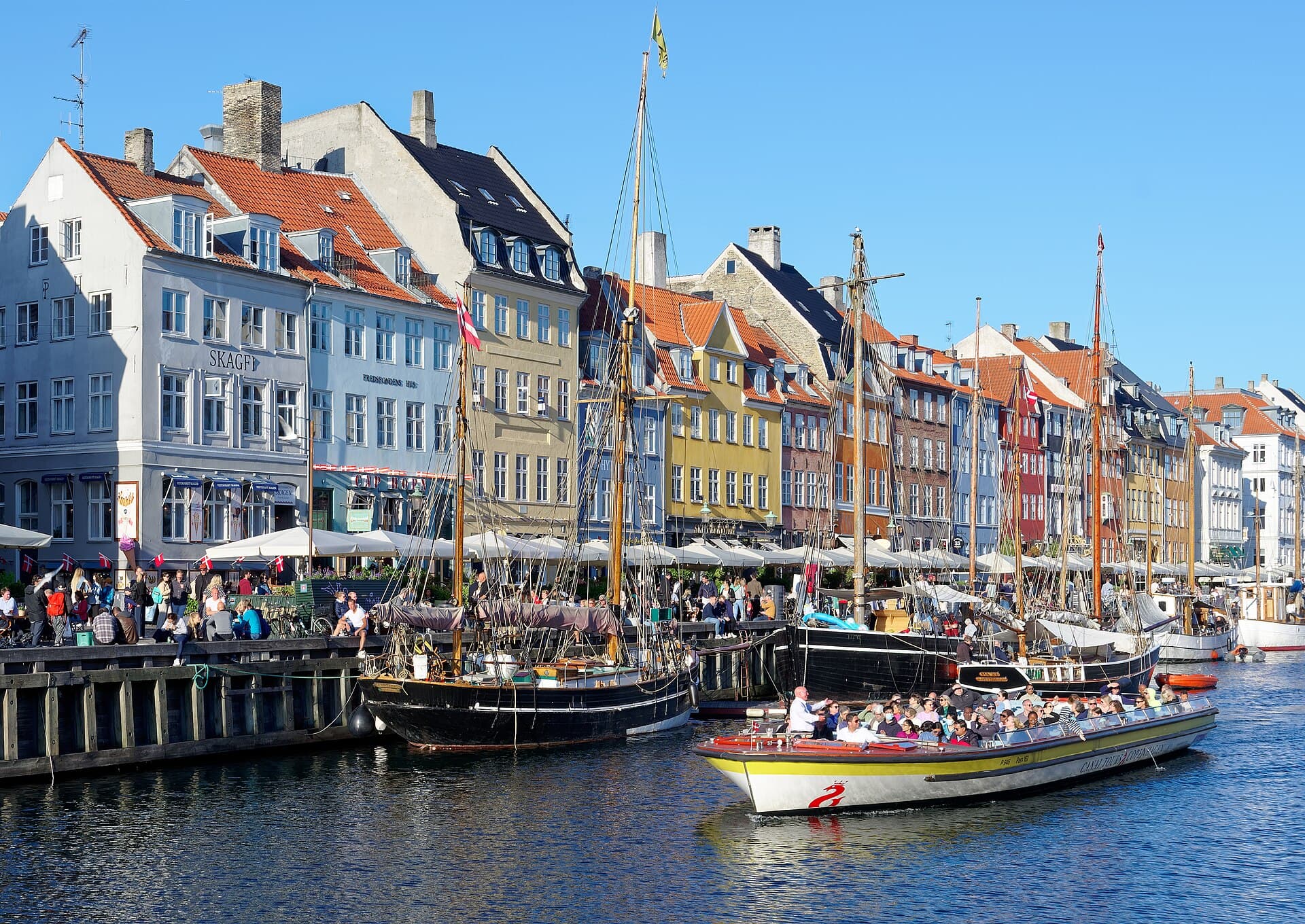 Kolorowe kamienice i łodzie w kanale Nyhavn w Kopenhadze