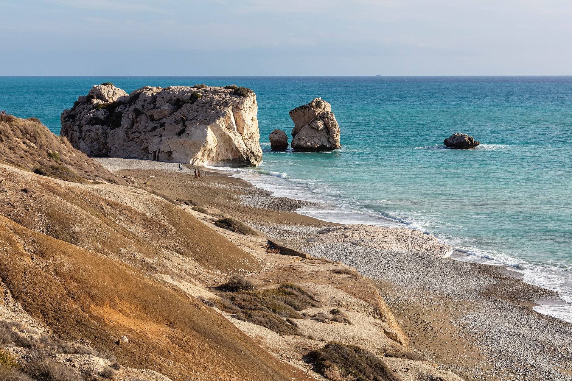 Skała Afrodyty (Petra tou Romiou) i kamienista plaża na południowym wybrzeżu Cypru