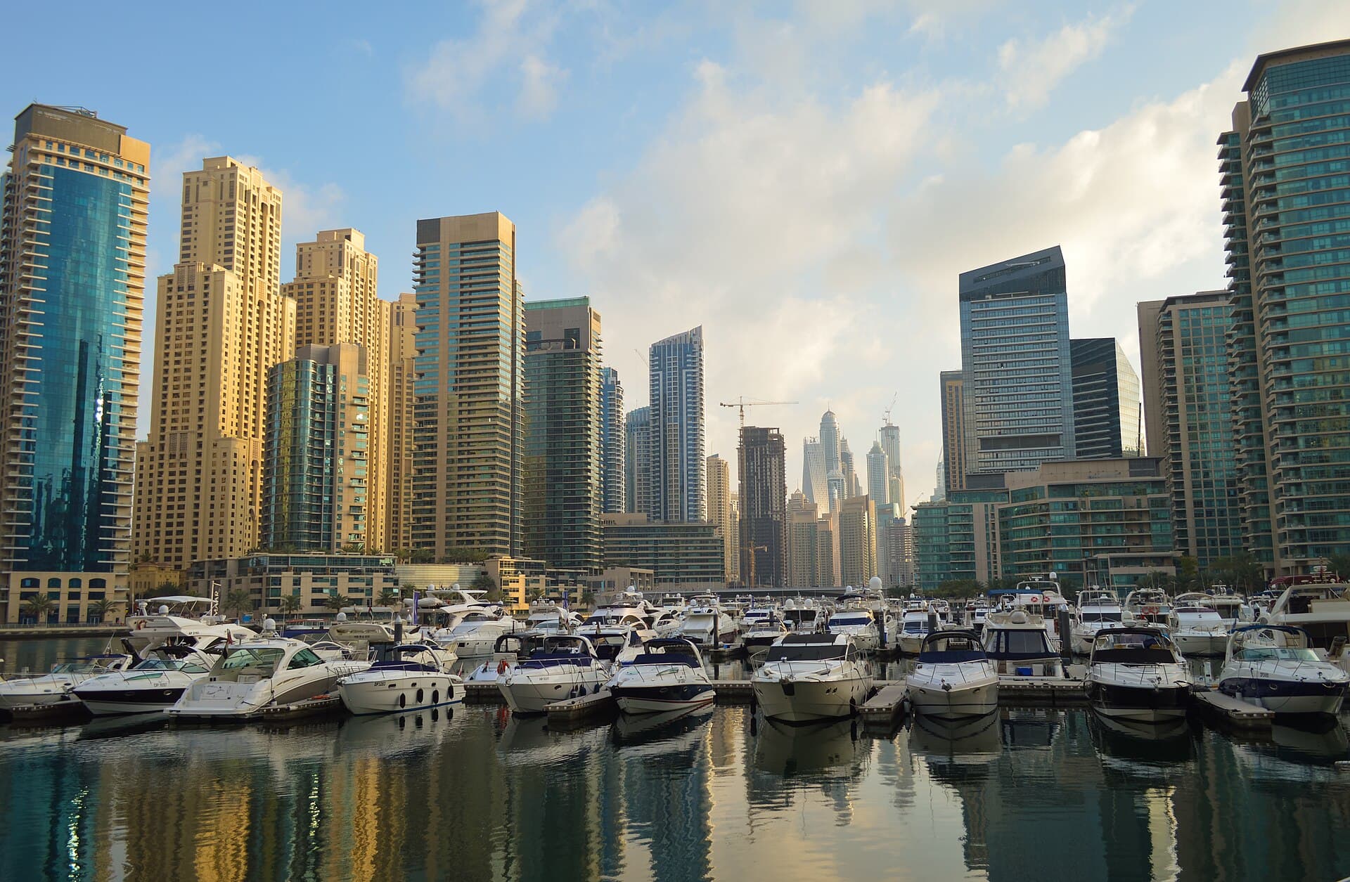 Wieżowce i jachty w Dubai Marina
