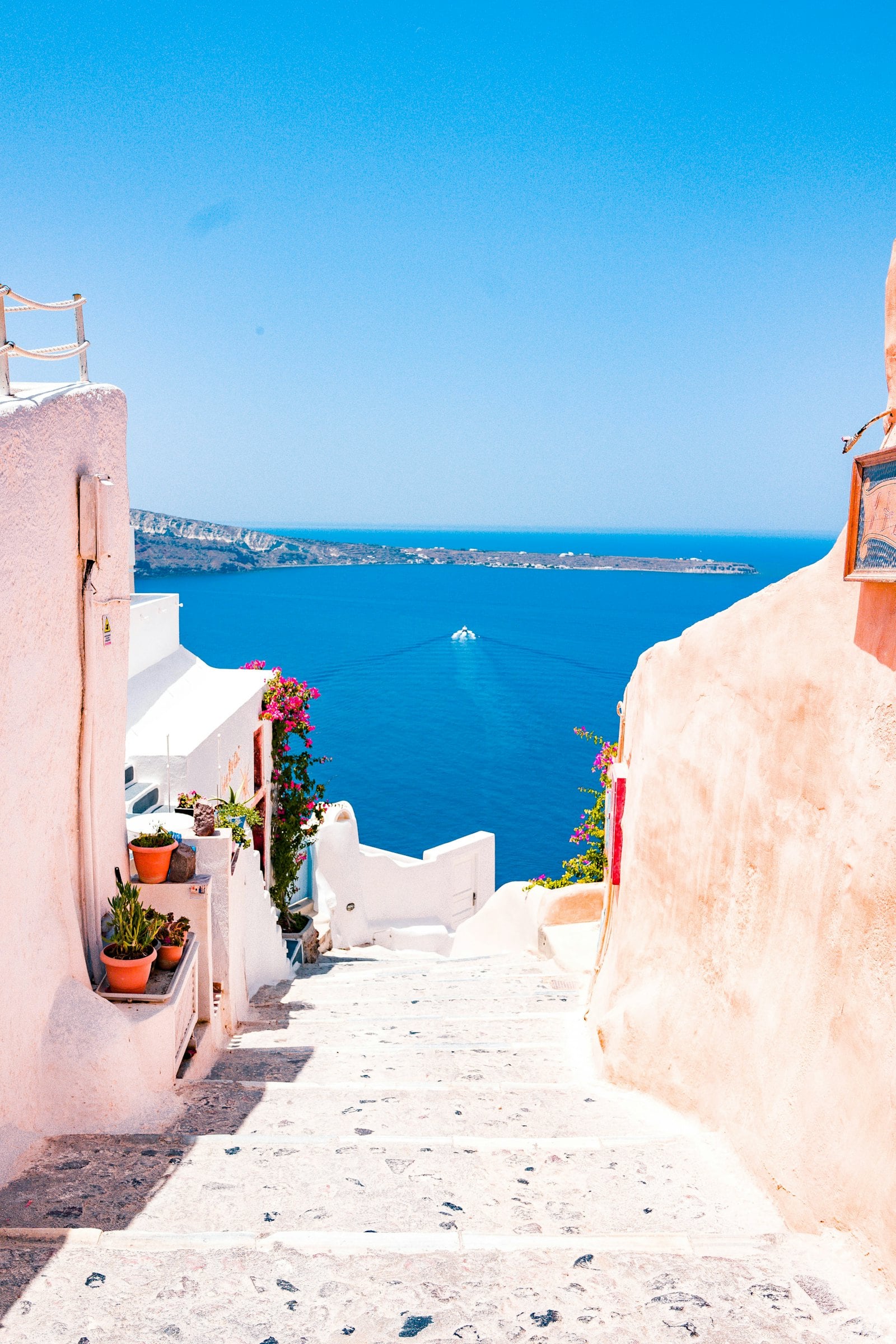 Białe domy nad morzem na Santorini