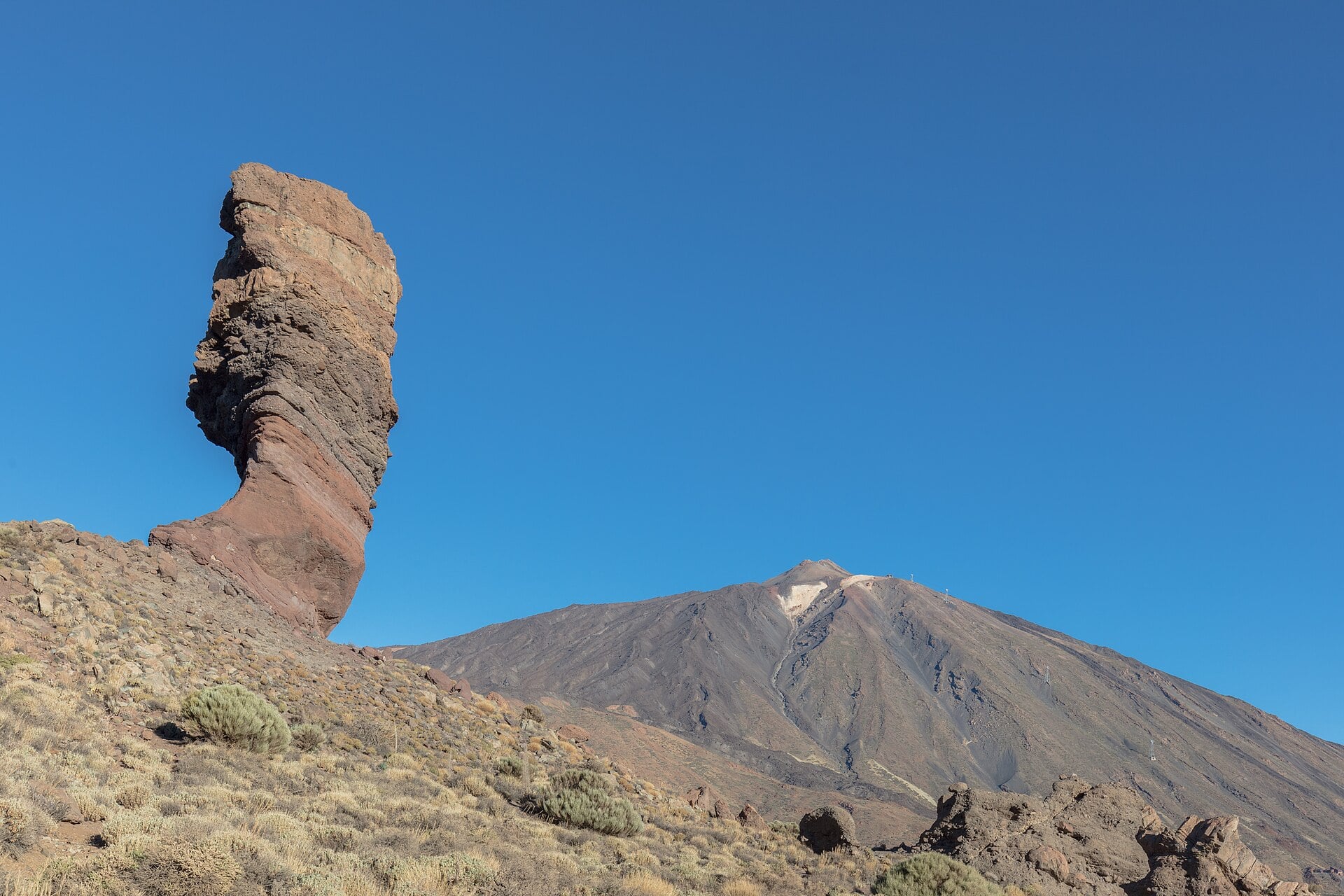 Skała Roque Cinchado i wulkan Teide na Teneryfie