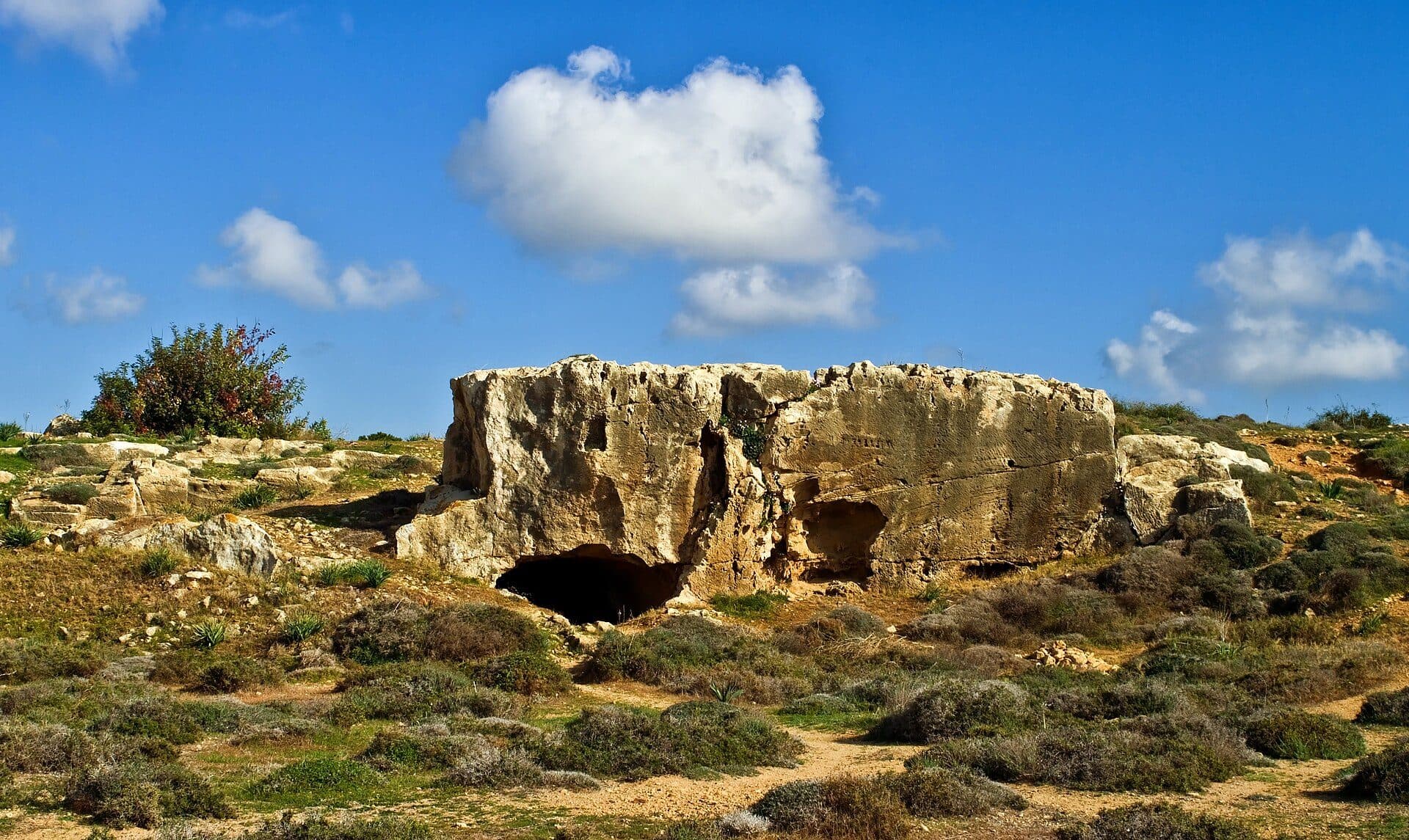 Grobowiec wykuty w skale w nekropolii Groby Królewskie w Pafos