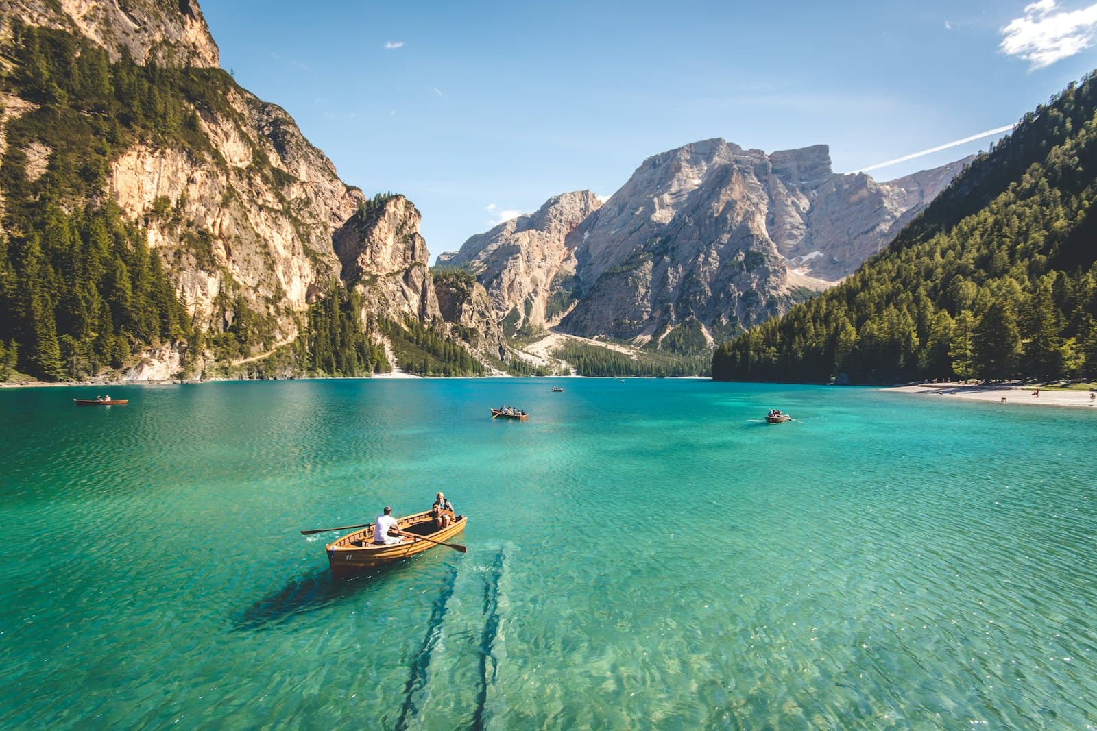 Jezioro w Dolomitach z drewnianymi łódkami