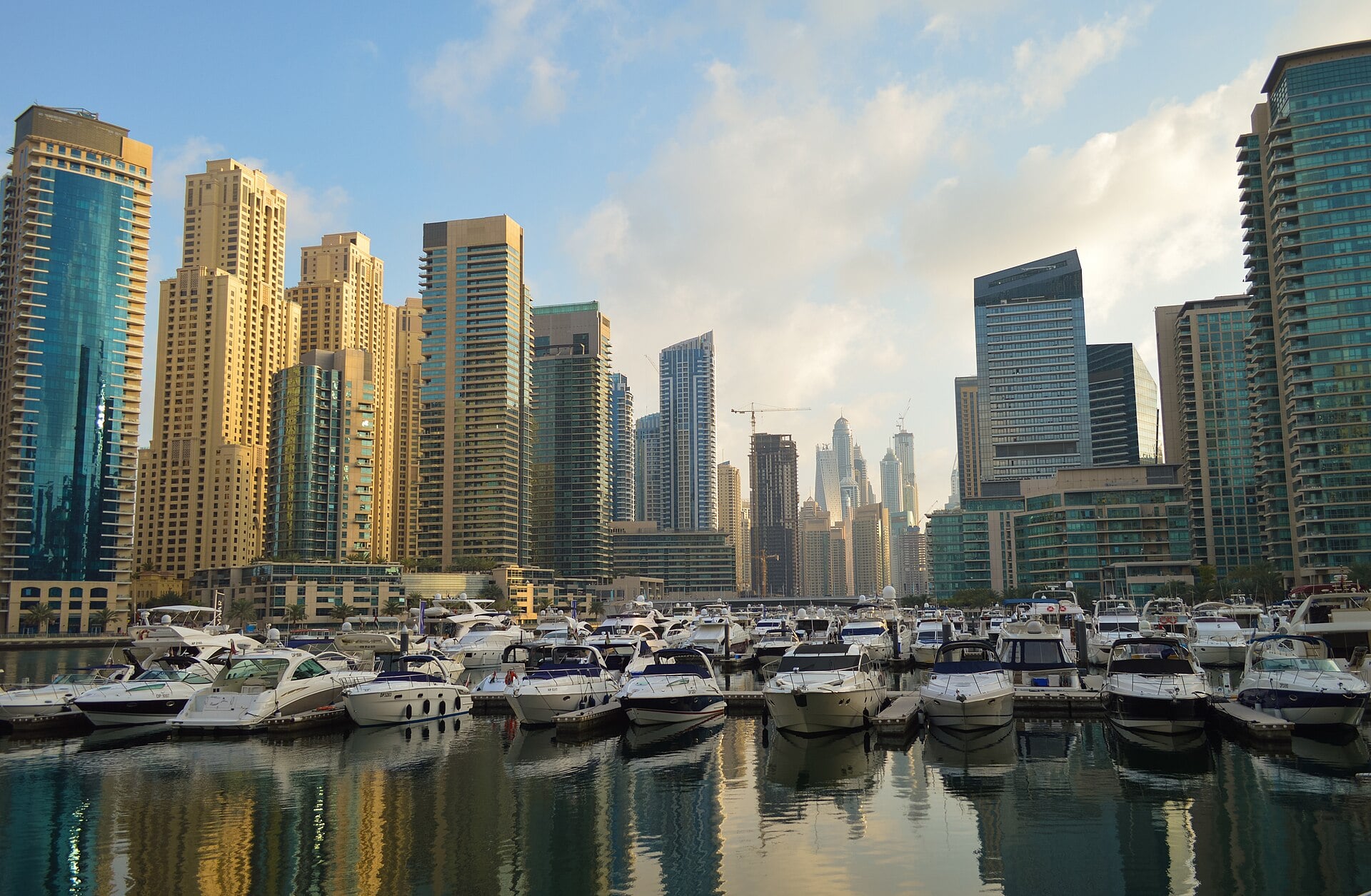 Wieżowce i jachty w Dubai Marina