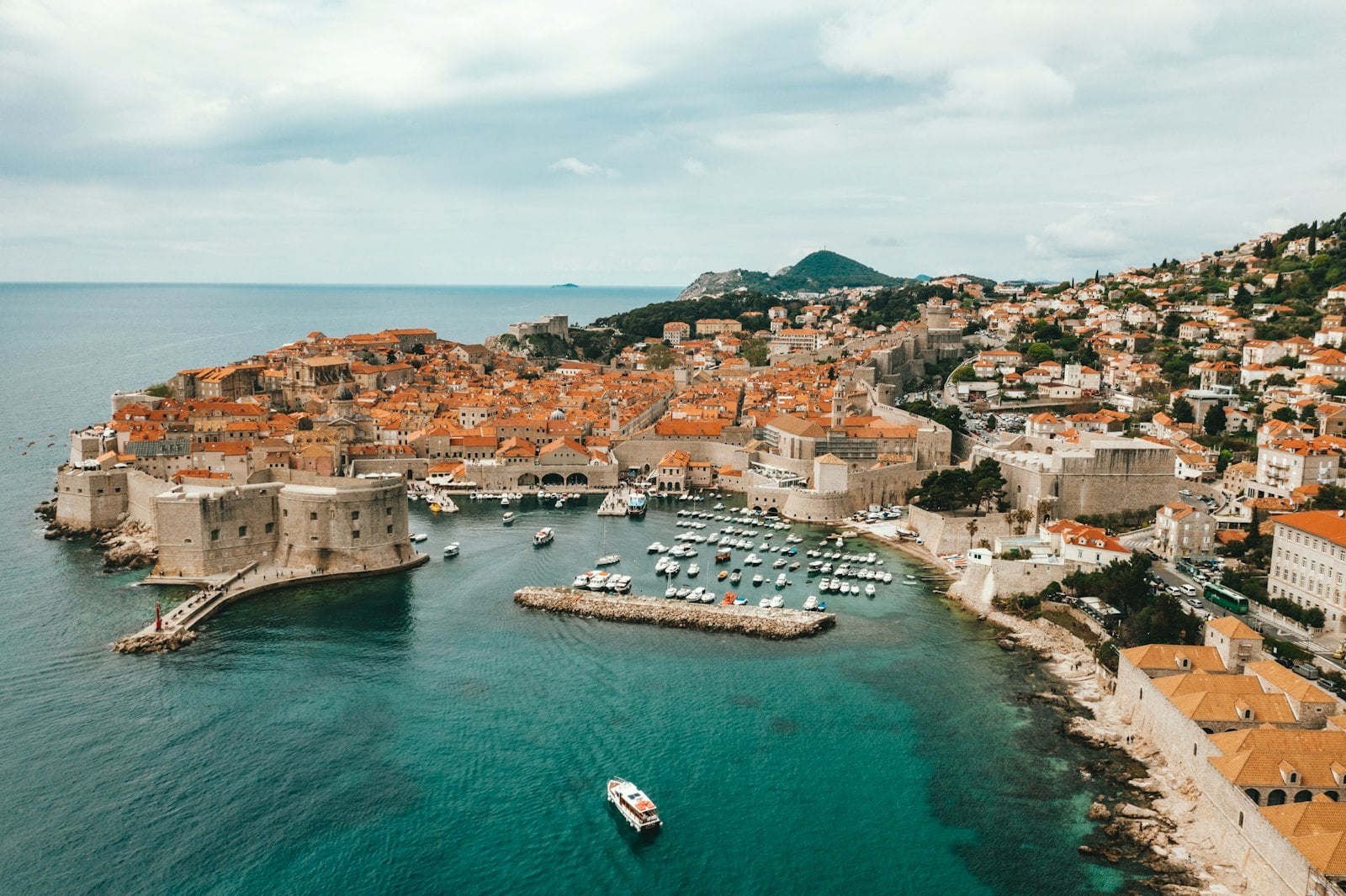 Stare miasto w Dubrowniku i Adriatyk widziane z góry