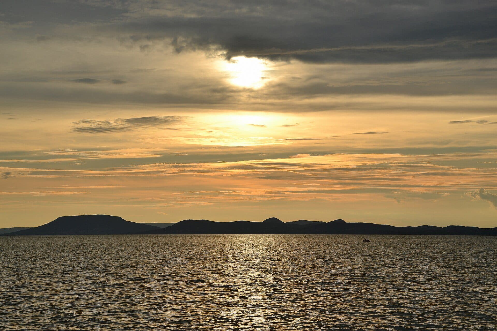 Wieczorne niebo nad Balatonem widziane z plaży w Balatonszemes
