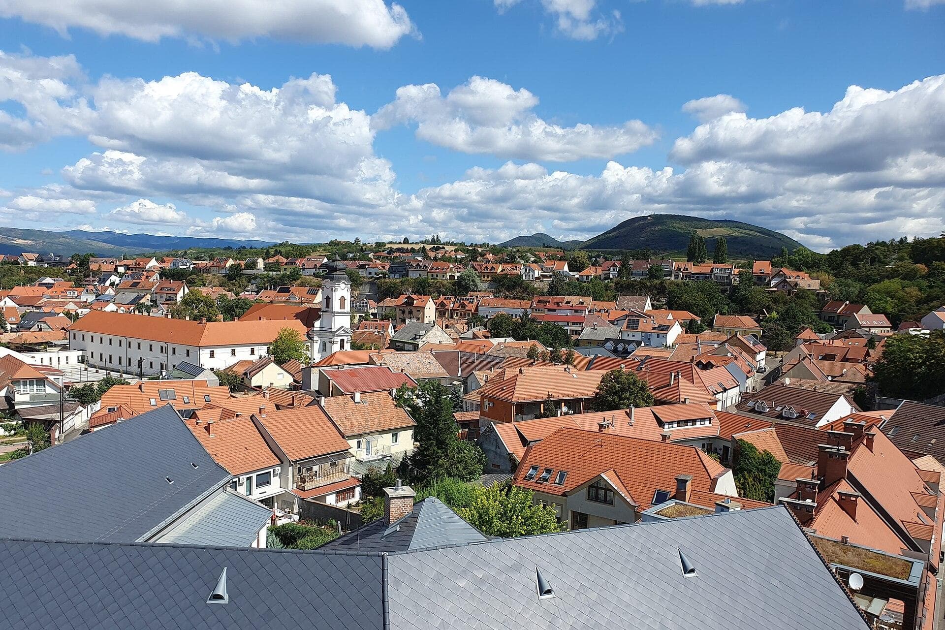 Czerwone dachy Egeru i okoliczne wzgórza widziane z minaretu