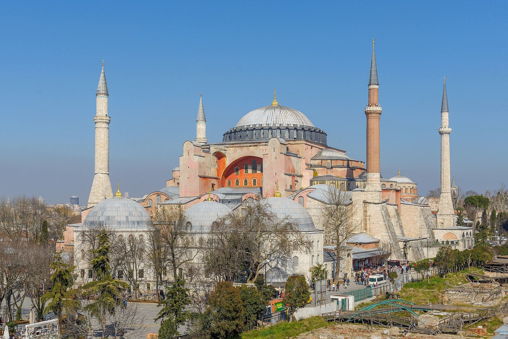 Hagia Sophia w Stambule z kopułą i czterema minaretami