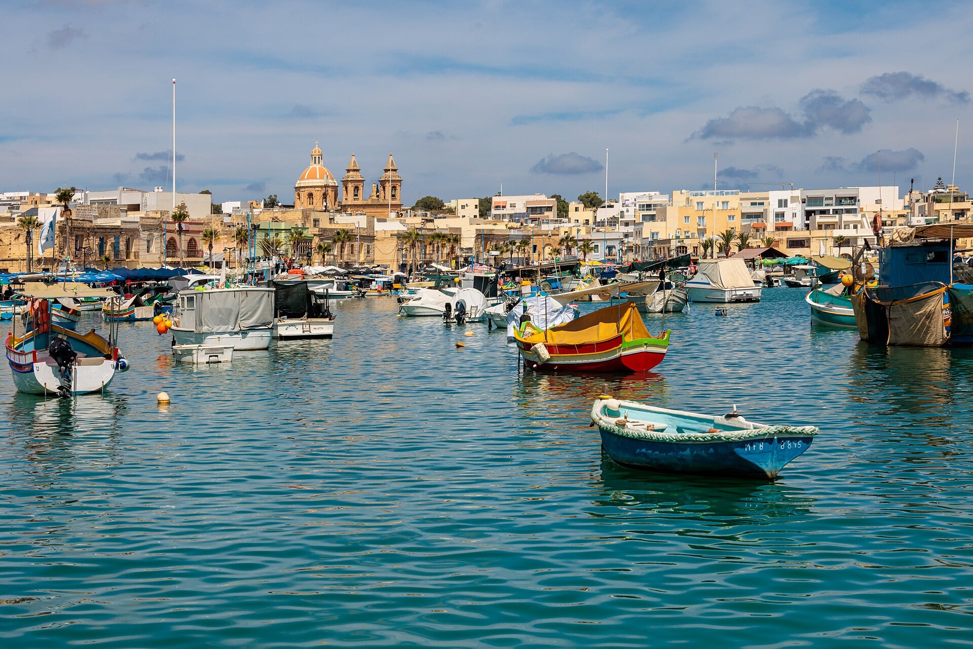Kolorowe łodzie rybackie w porcie Marsaxlokk na Malcie