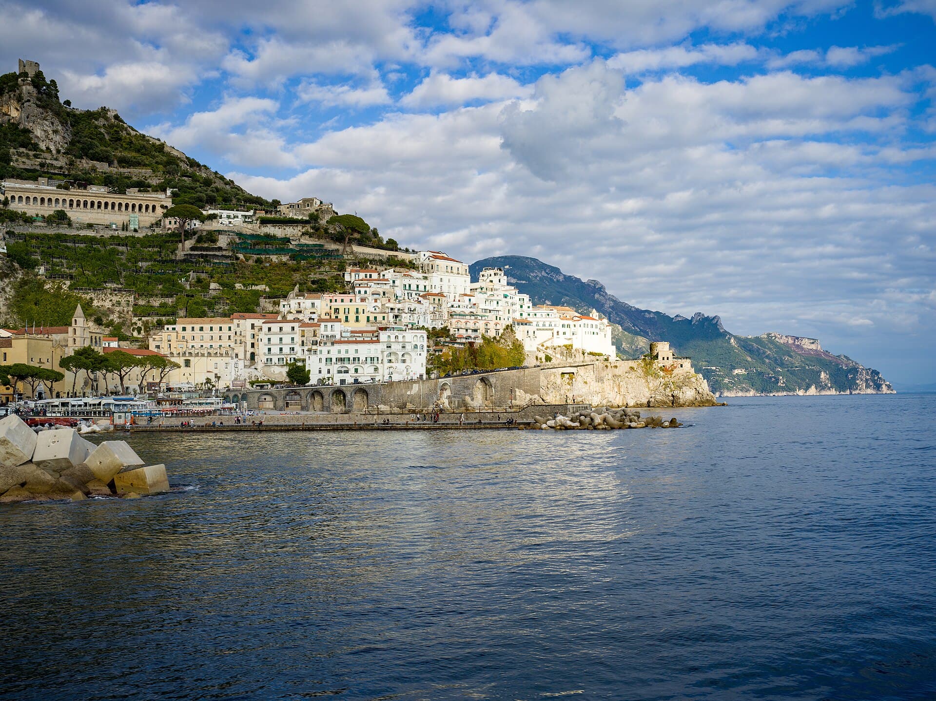 Wybrzeże Amalfi widziane od strony morza, kolorowe domy na zboczu