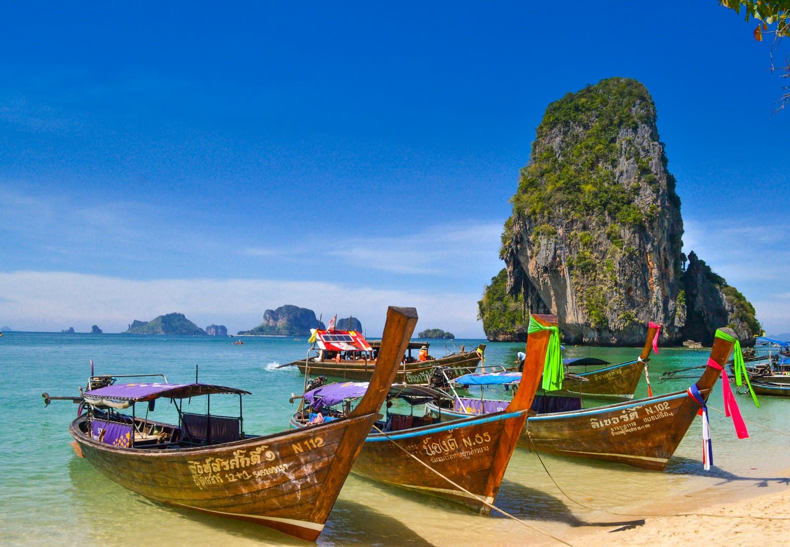 Łodzie longtail przy plaży Railay w prowincji Krabi