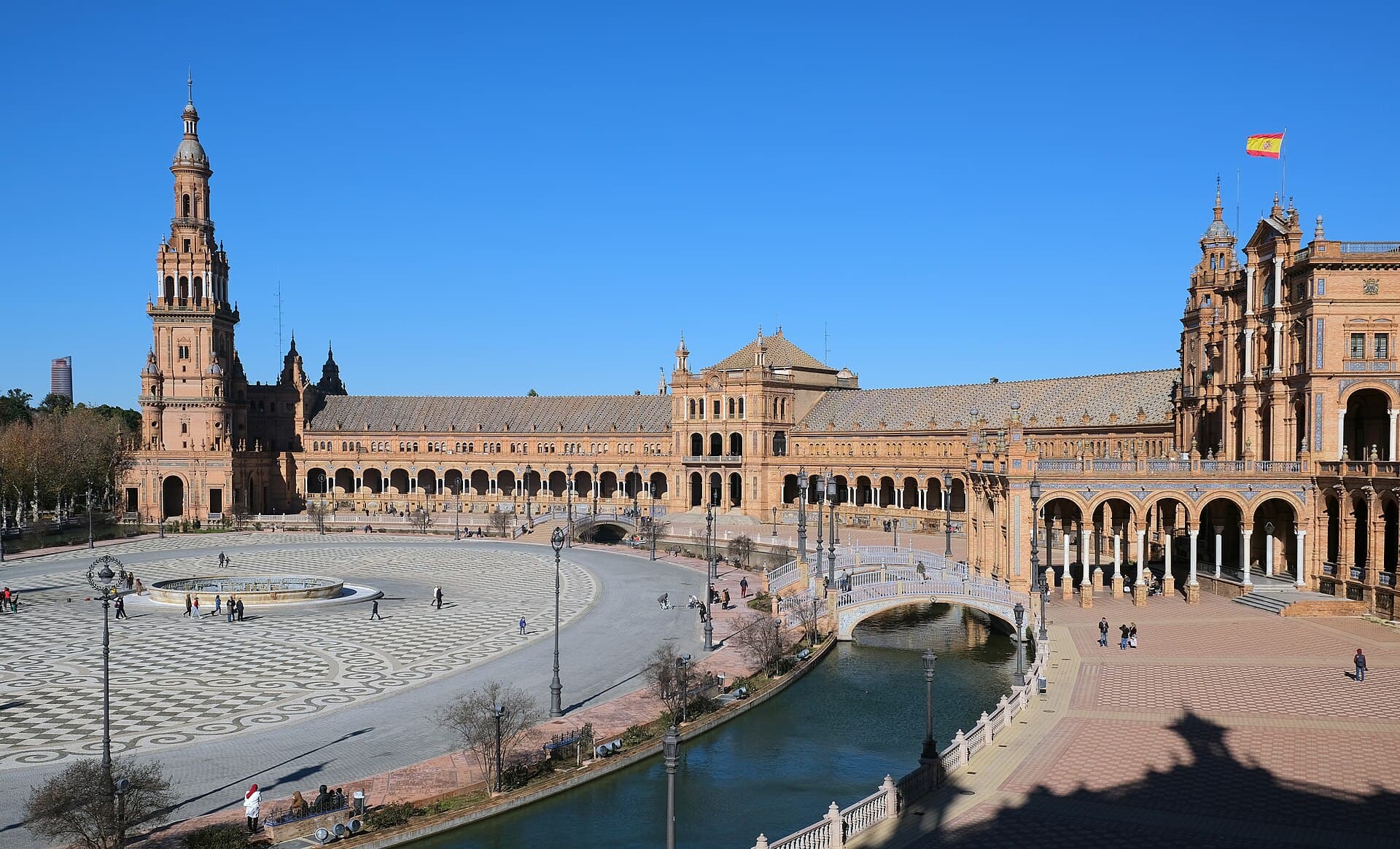 Plaza de España w Sewilli z kanałem i mostkami
