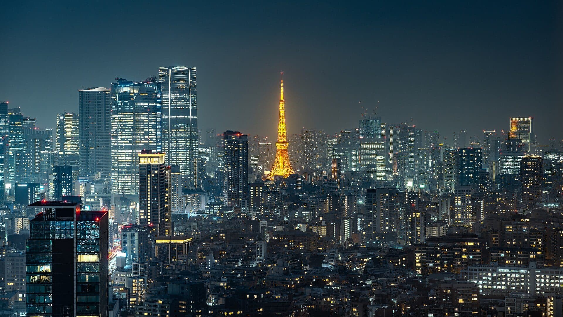 Wieżowce Tokio nocą z podświetloną wieżą Tokyo Tower