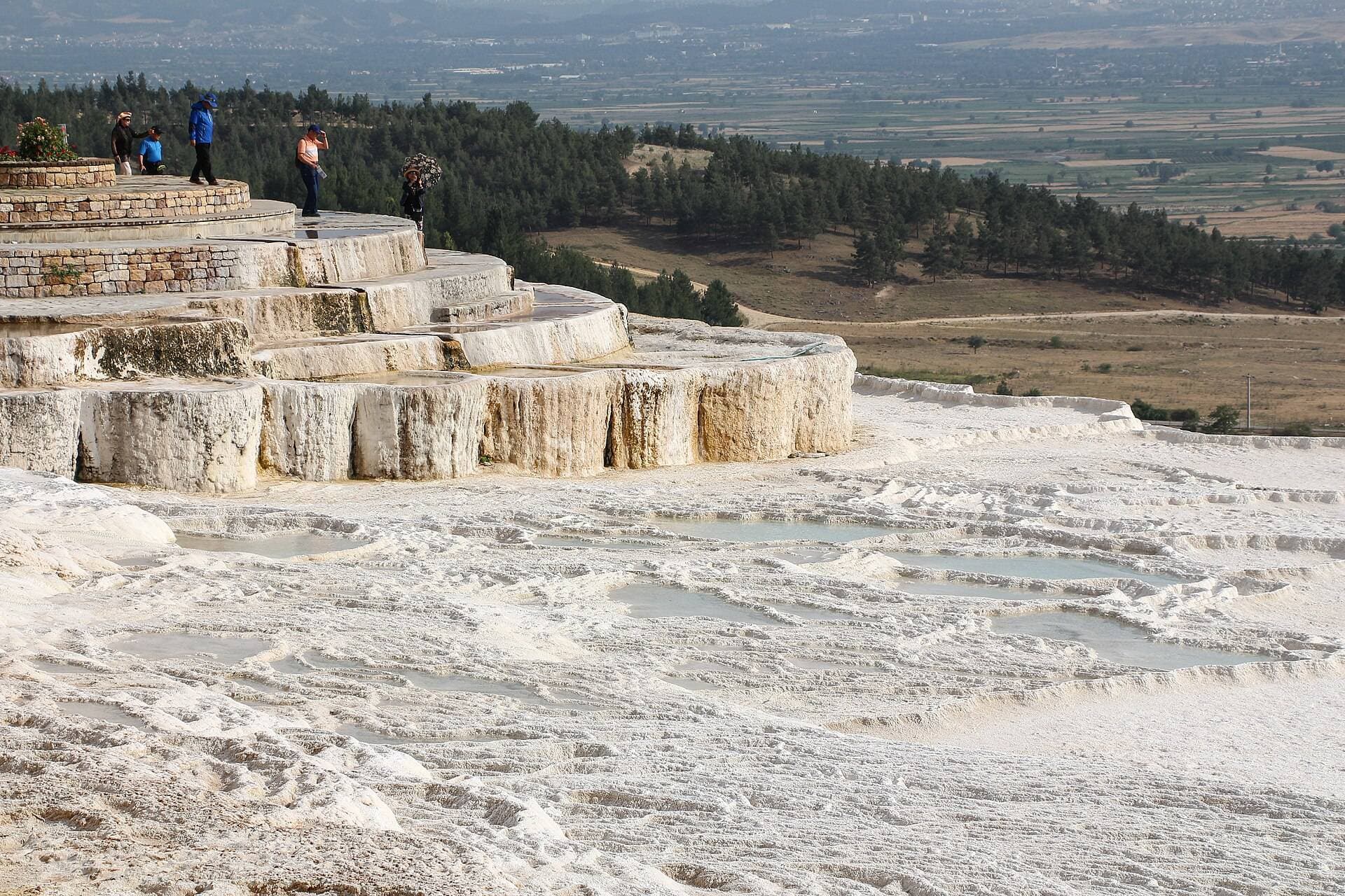 Białe trawertynowe tarasy w Pamukkale