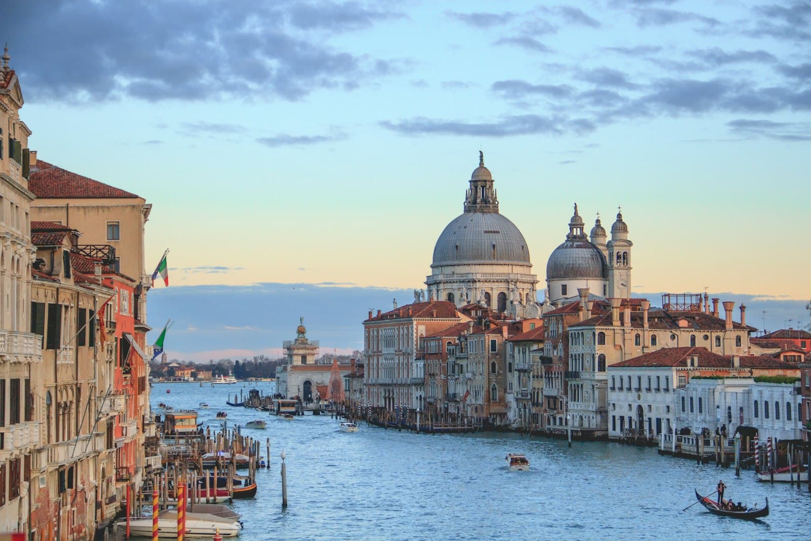 Canal Grande i bazylika Santa Maria della Salute w Wenecji